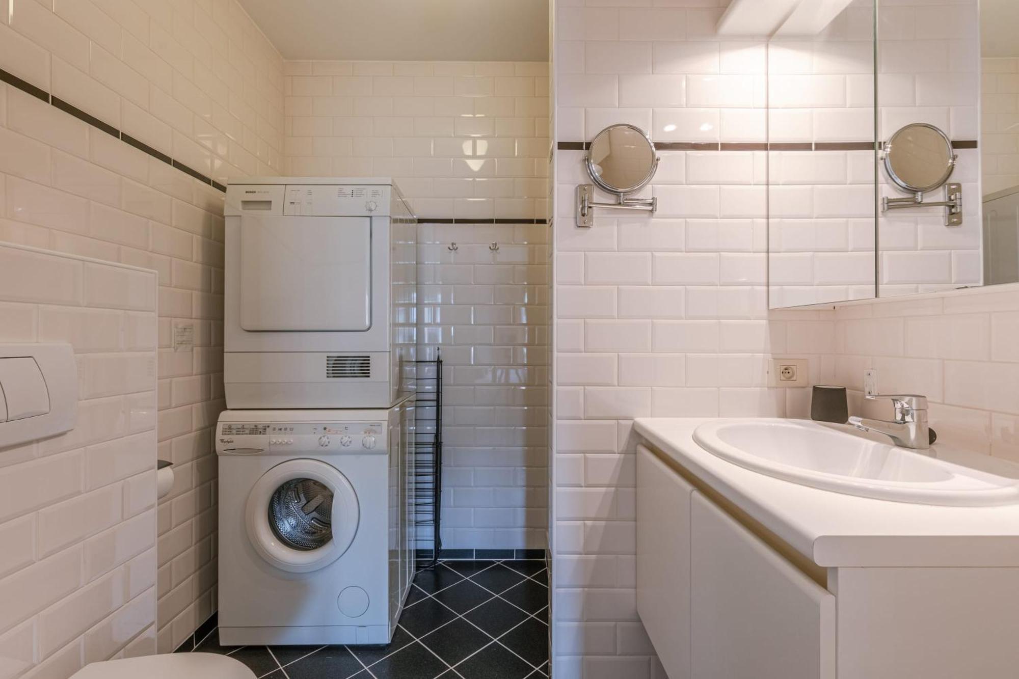 Huswell - On Location In With Parking Apartment *